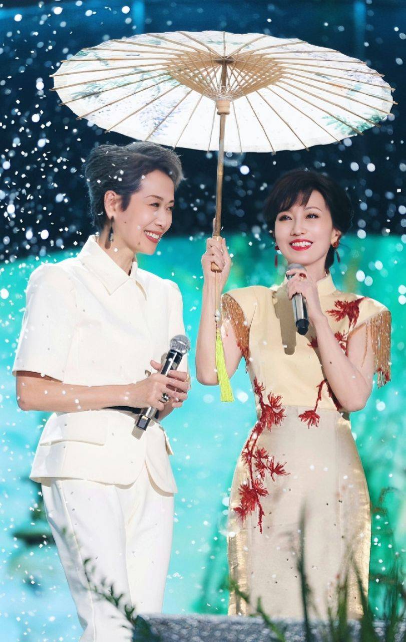 只差5岁，却差距天壤，她“沦落”需保镖搀扶，叶童依旧唱跳自如