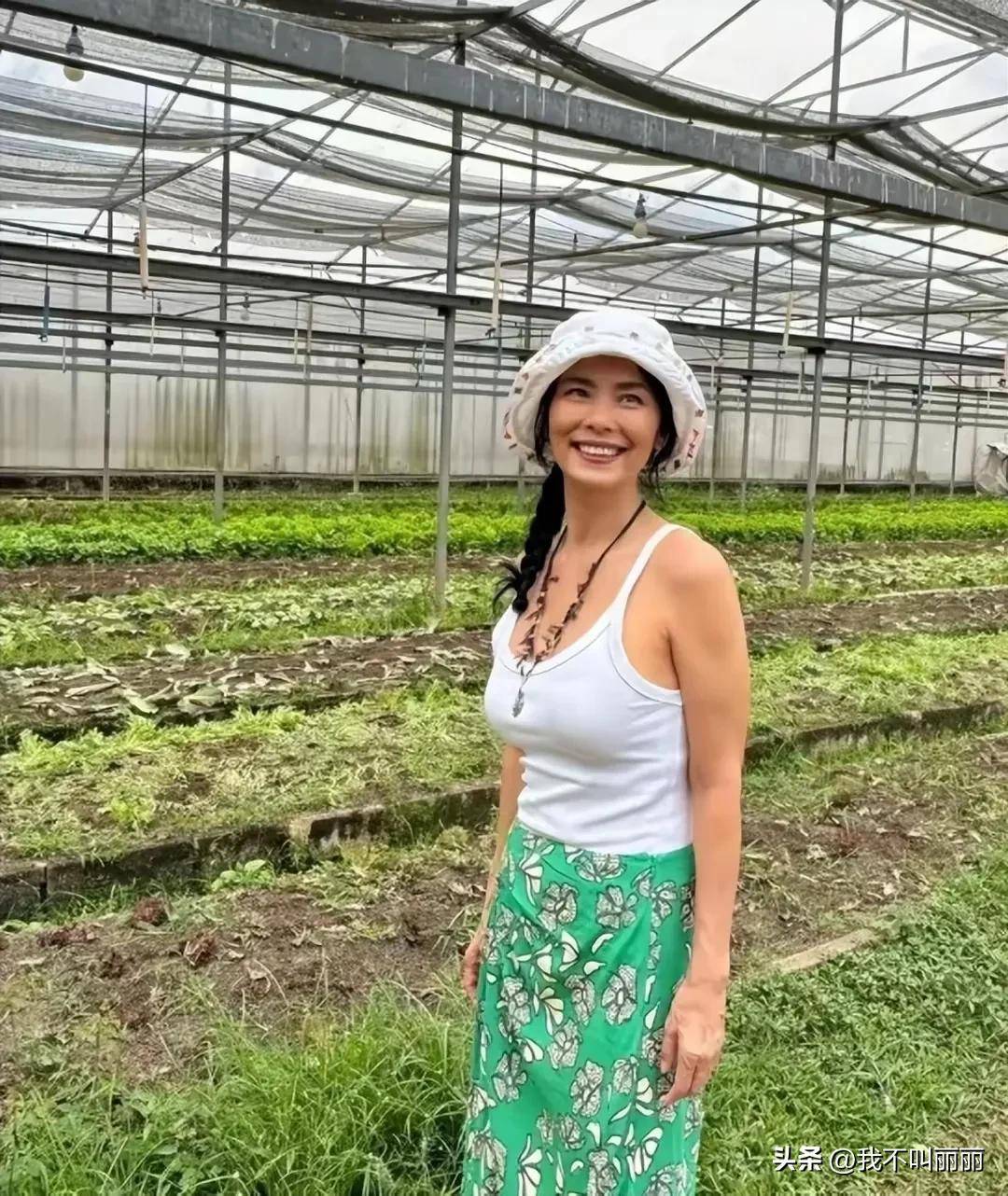 61岁韦唯定居泰国，养水牛种水稻，颜值如三十岁，晚年生活美满