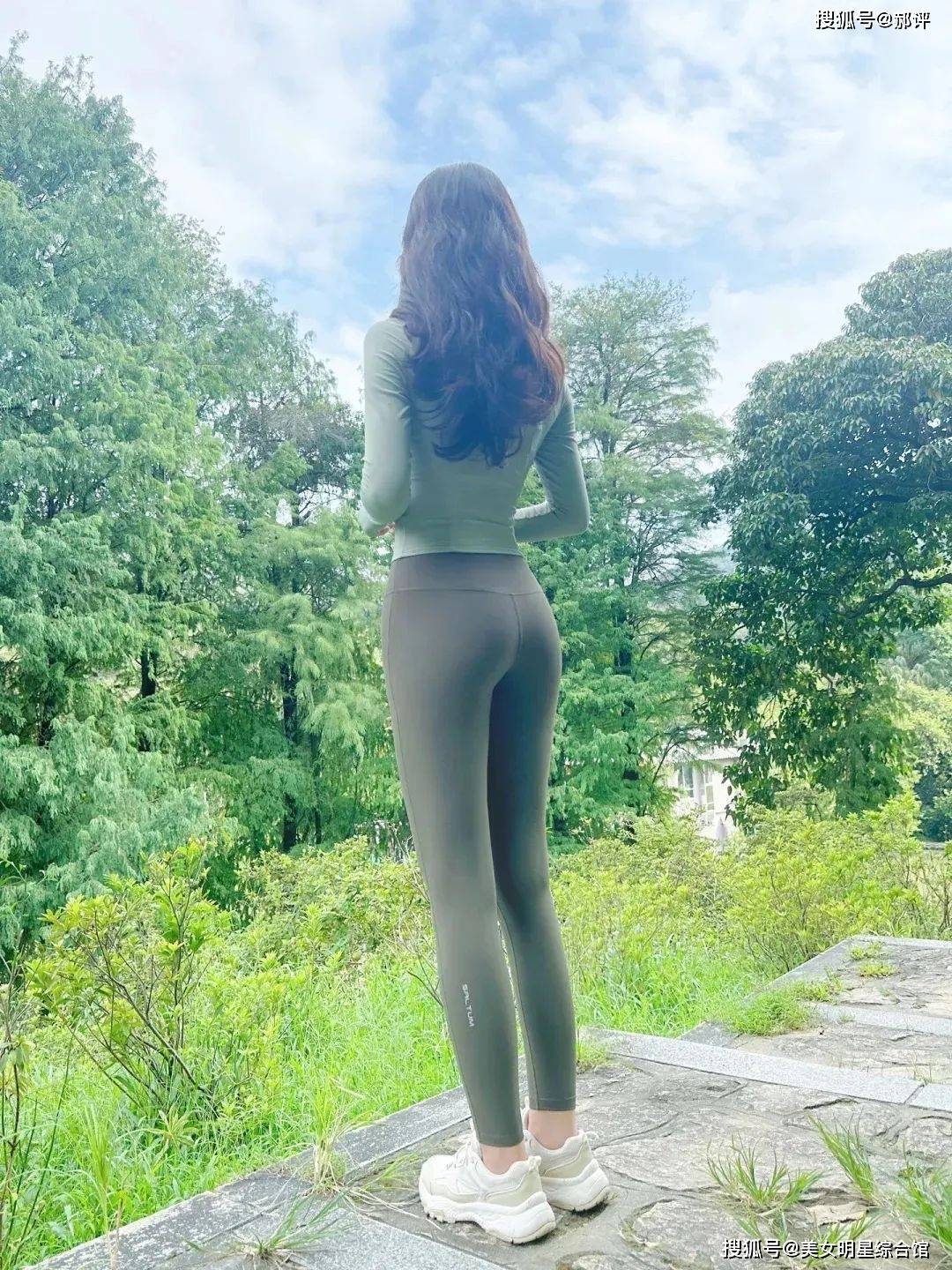 6686体育官网她是穿瑜伽裤的“天花板”太美了网友：初恋般的感觉(图3)