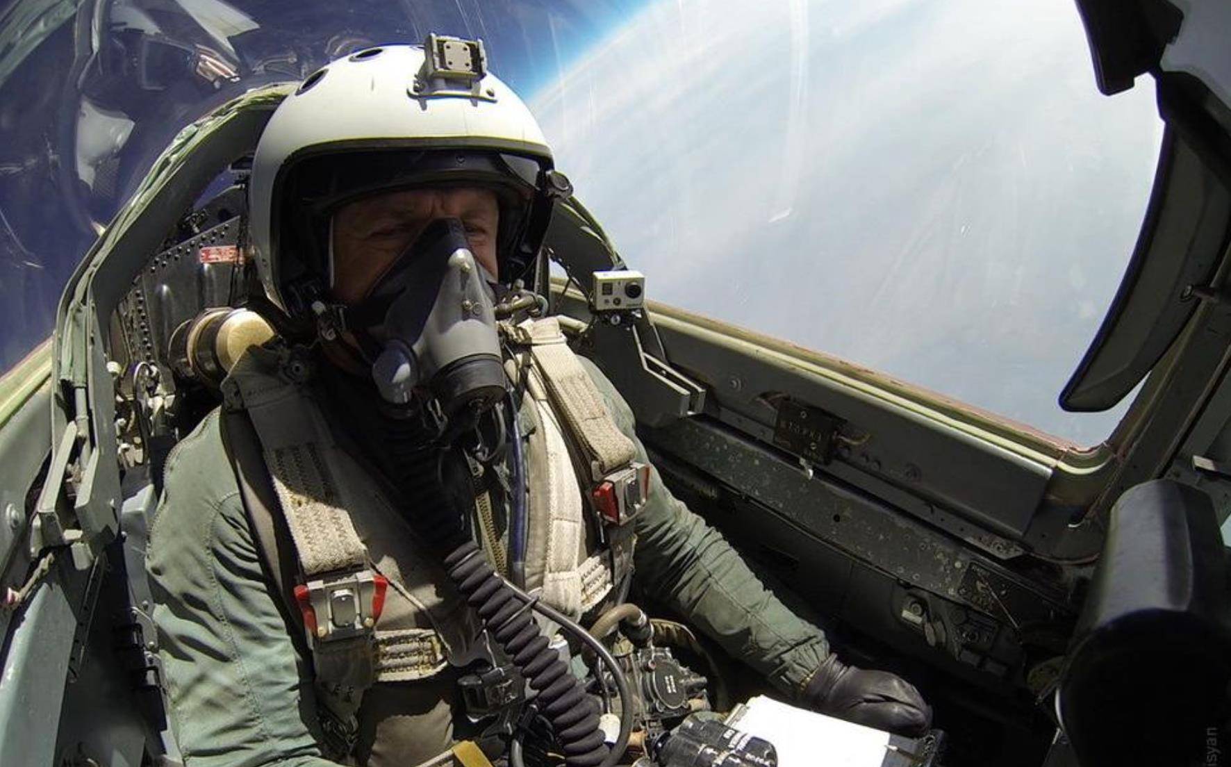印度为了找回颜面，打不赢空中的歼-10战机，就轰炸巴铁空军基地