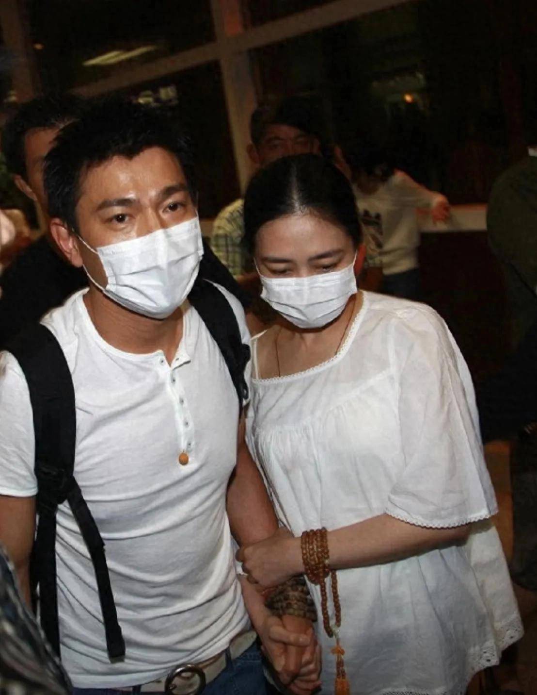 刘德华到马来西亚，陪朱丽倩回娘家，和表妹吃西餐，看起来好高雅