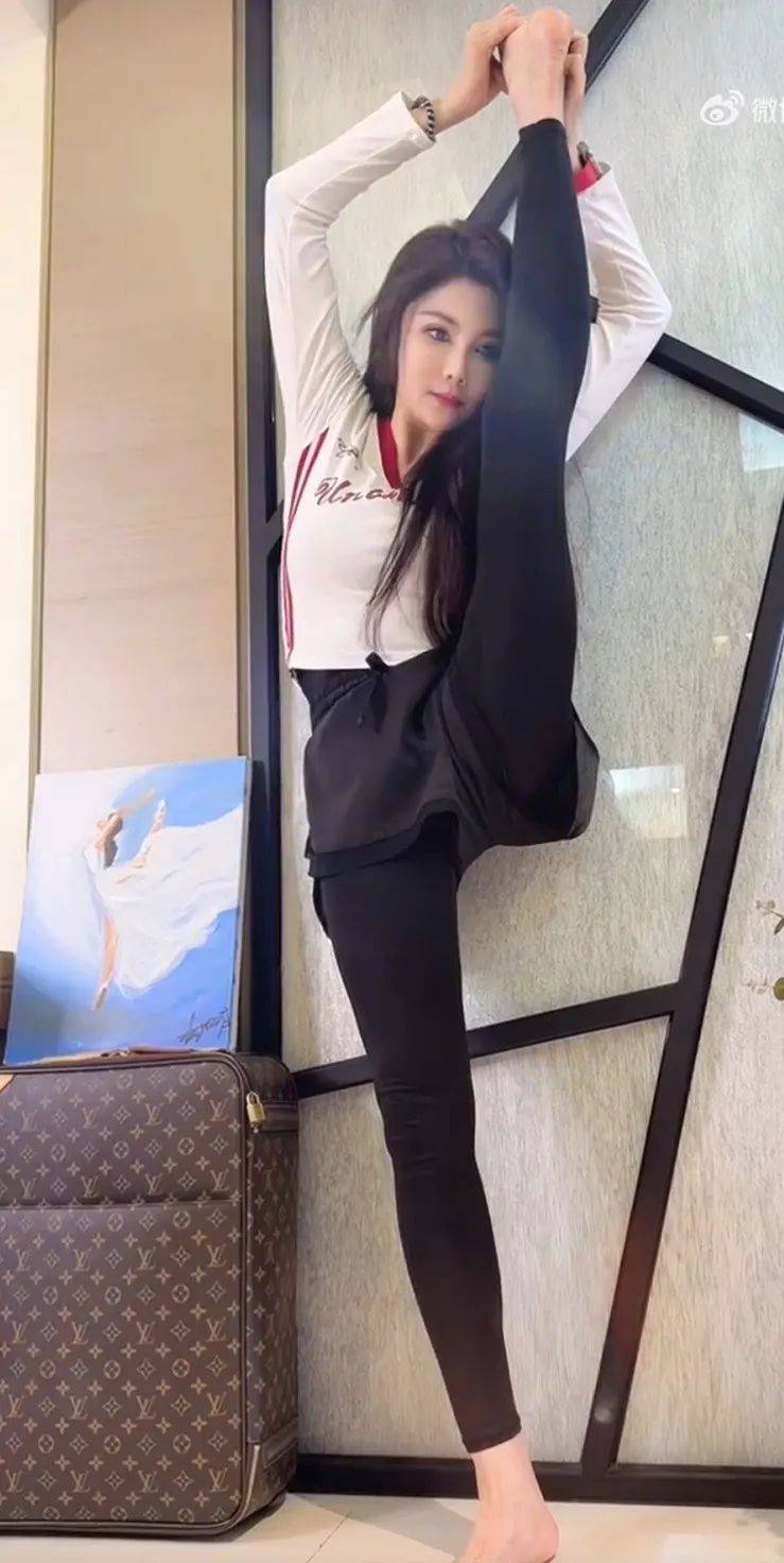 6686体育功夫女神杨丽菁终于复出57岁穿小短裙青春靓丽比20岁少女还嫩(图10)