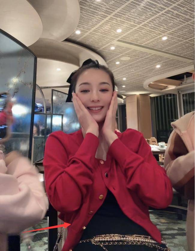 59岁郭富城陪岳母过母亲节，方媛被女儿亲吻，腰身圆润疑怀三胎