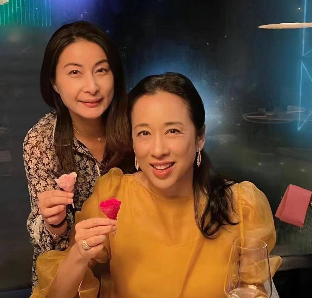 原创郭晶晶一家五口逛街，小女儿鲜艳长发如瀑，颜值超越妈妈！