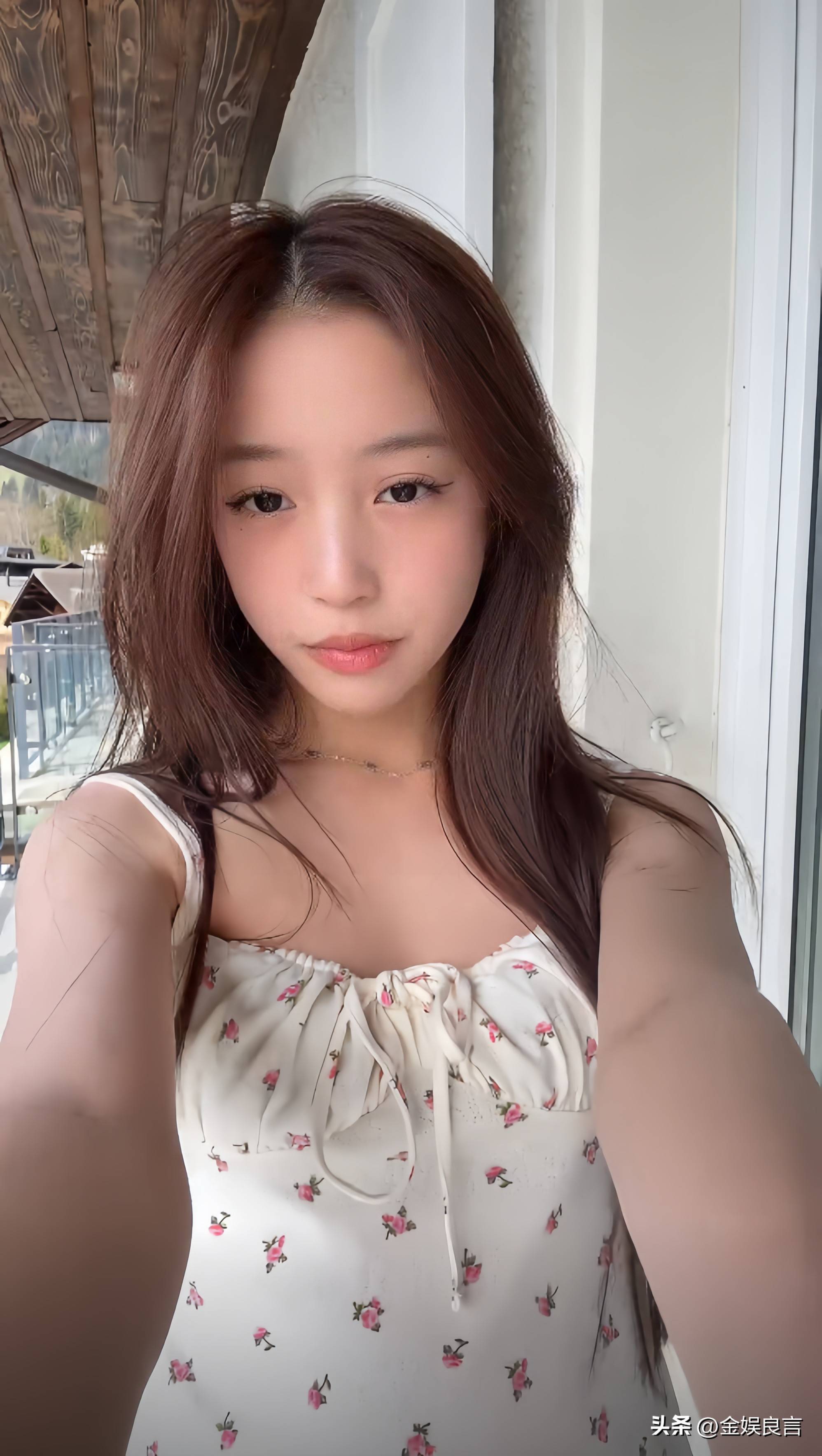 赵薇女儿晒瑞士留学视频，15岁四月穿着大胆，长相甜美但不像母亲