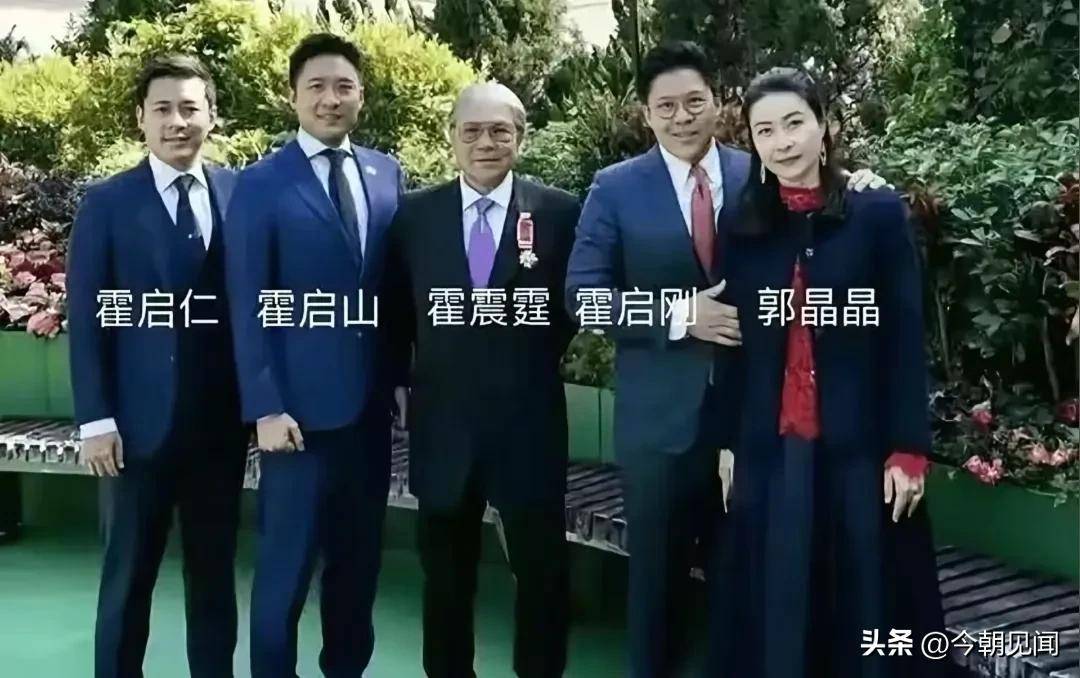 原创郭晶晶一家五口在五一踏青，其乐融融很温馨，女儿的小奶音很可爱