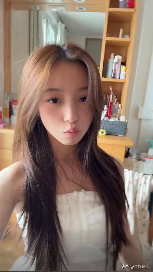 赵薇女儿晒瑞士留学视频，15岁四月穿着大胆，长相甜美但不像母亲