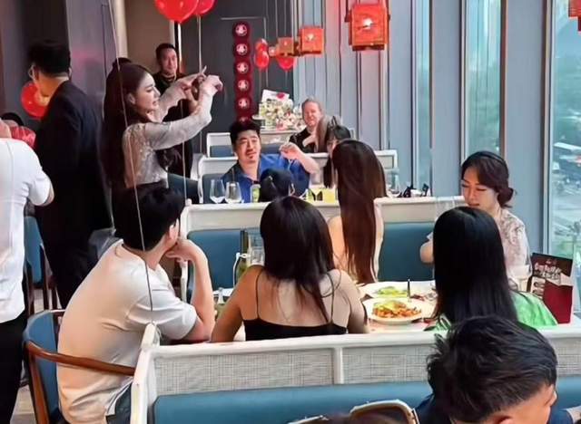 汪小菲婚礼现场！马筱梅穿秀禾喜庆，张兰穿白色旗袍，现场刮大风