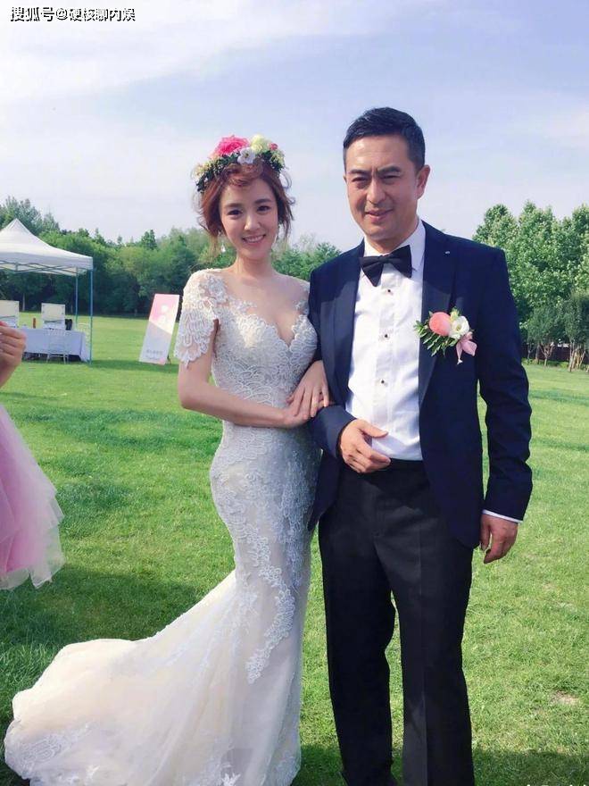 俞灏明疑官宣和王晓晨结婚，女方被质疑怀孕，曾被传和胡歌生女！