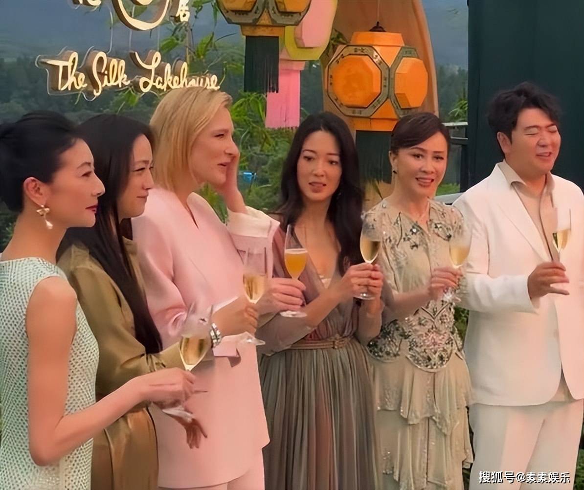 刘嘉玲回苏州参加同学会超低调：淡妆出镜不抢风头，气质仍旧超群
