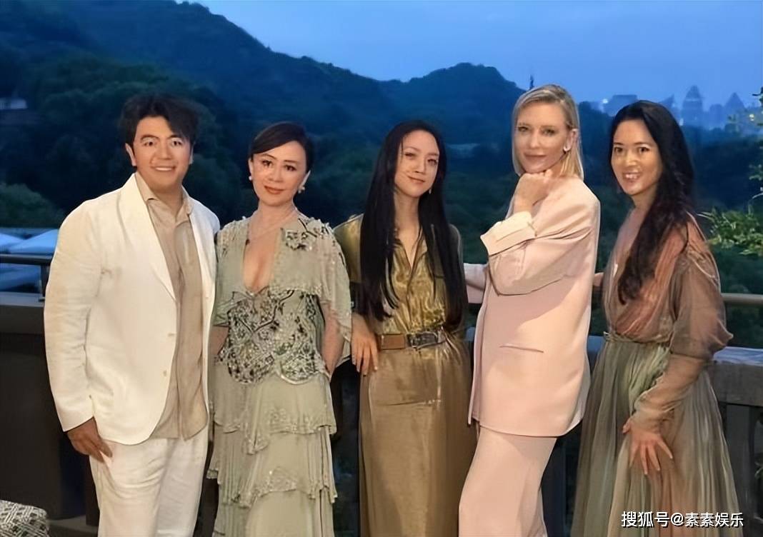 刘嘉玲回苏州参加同学会超低调：淡妆出镜不抢风头，气质仍旧超群