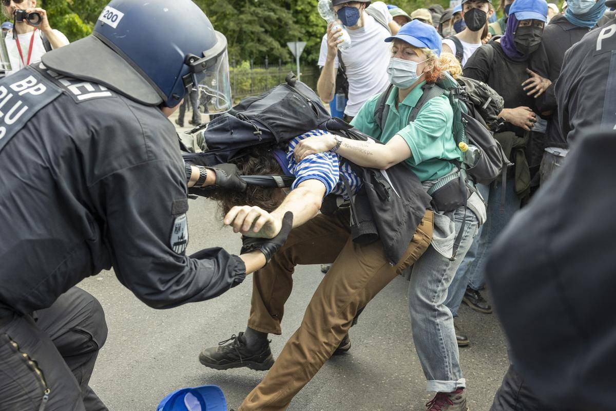 德国汉堡持刀袭击事件致 17 人受伤,引发对公共安全思考 德国汉堡持刀袭击事件致 17 人受伤,引发对公共安全思考