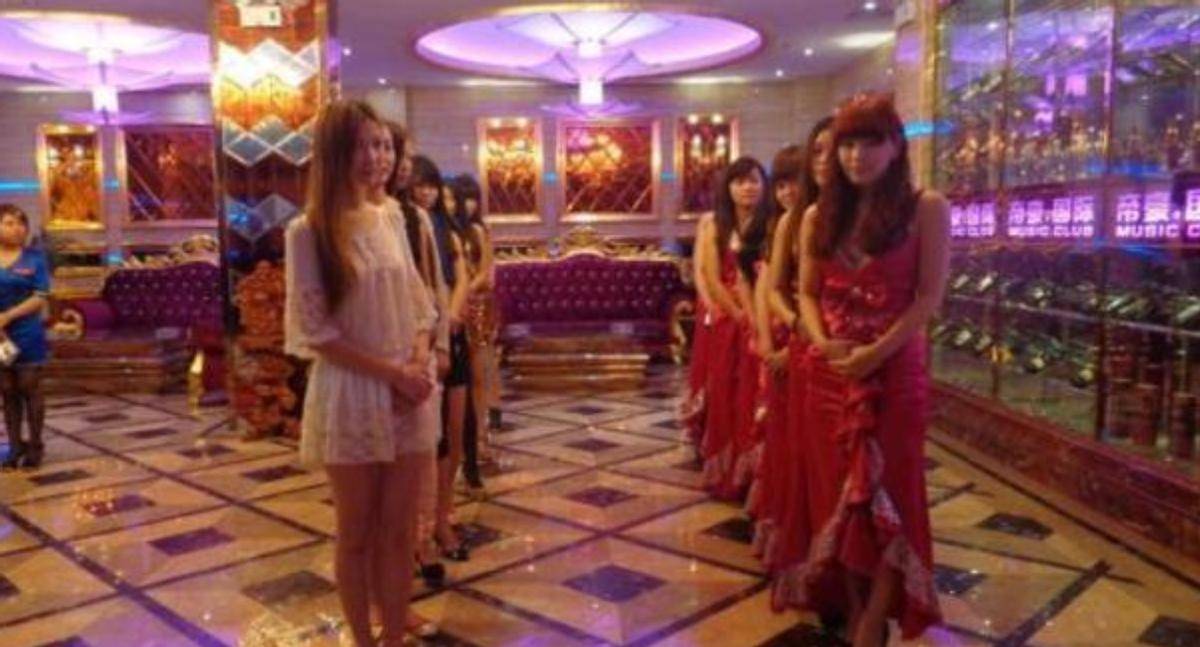 铁粉空间骗了多少人16年300名警察连夜封锁郑州一娱乐场所仅女服务员装了6辆大巴  第12张