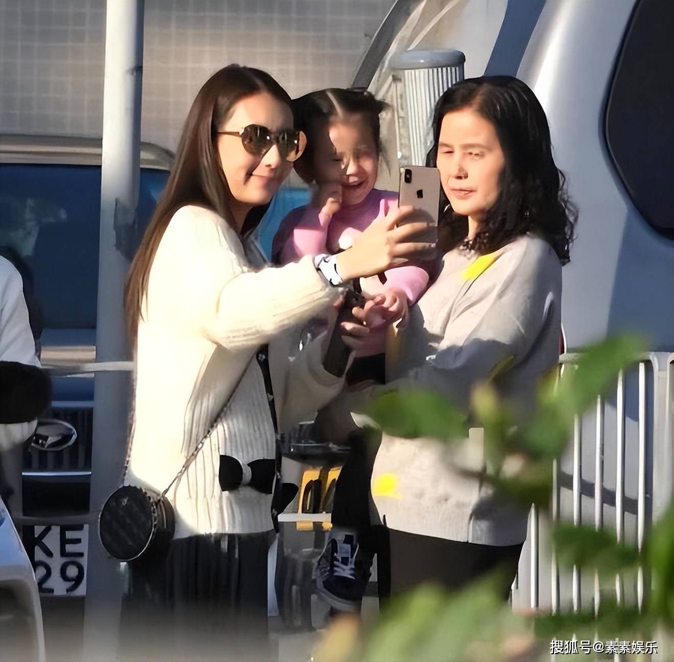 方媛陪郭富城赛马，方爸爸站在女婿身后，方媛手遮小腹很像孕妇