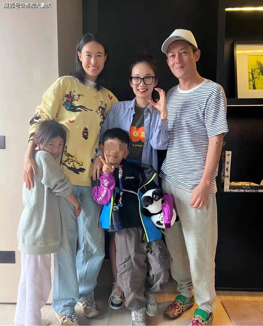 陈冠希和老婆秦舒培带娃回老家探亲 与亲戚全程热情互动