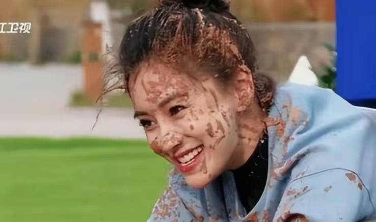 杨颖被经纪人当街训骂照曝光！自费租房面试找工作，吃地摊无人识