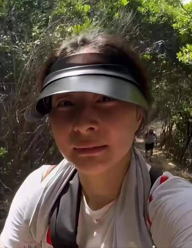 原创郭晶晶一家爬山，11岁儿子背影似霍启刚