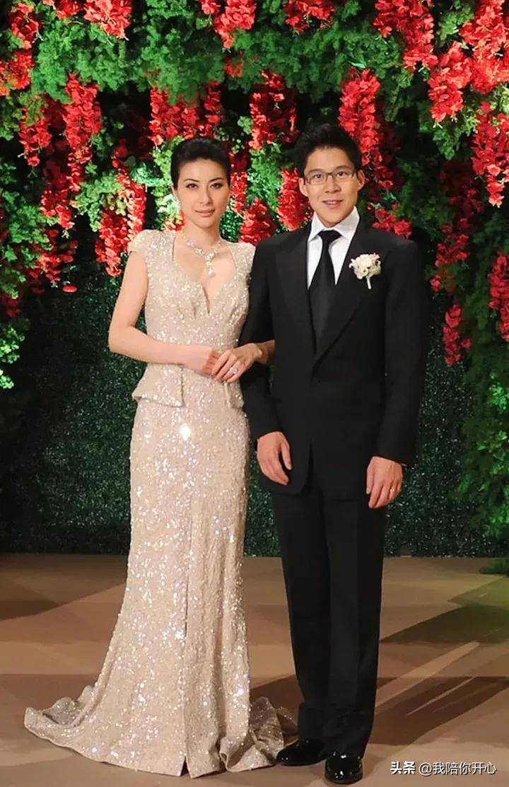 原创郭晶晶大女儿霍中研笑起来好甜美！网友一致认为：长得好像朱玲玲