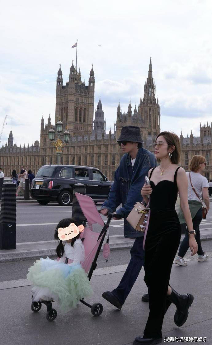 网友伦敦偶遇张若昀唐艺昕夫妇带娃 一家三口其乐融融2025/6/8网友选最讨厌女明星
