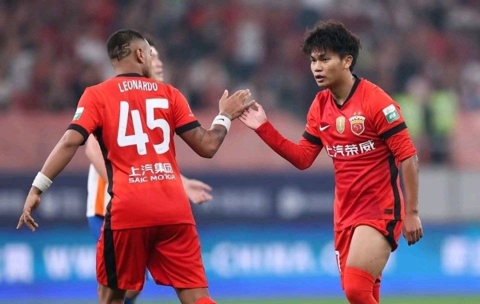 原创             莱昂纳多或被海港放弃，沪媒透露海港将引进后腰，放弃一名前锋