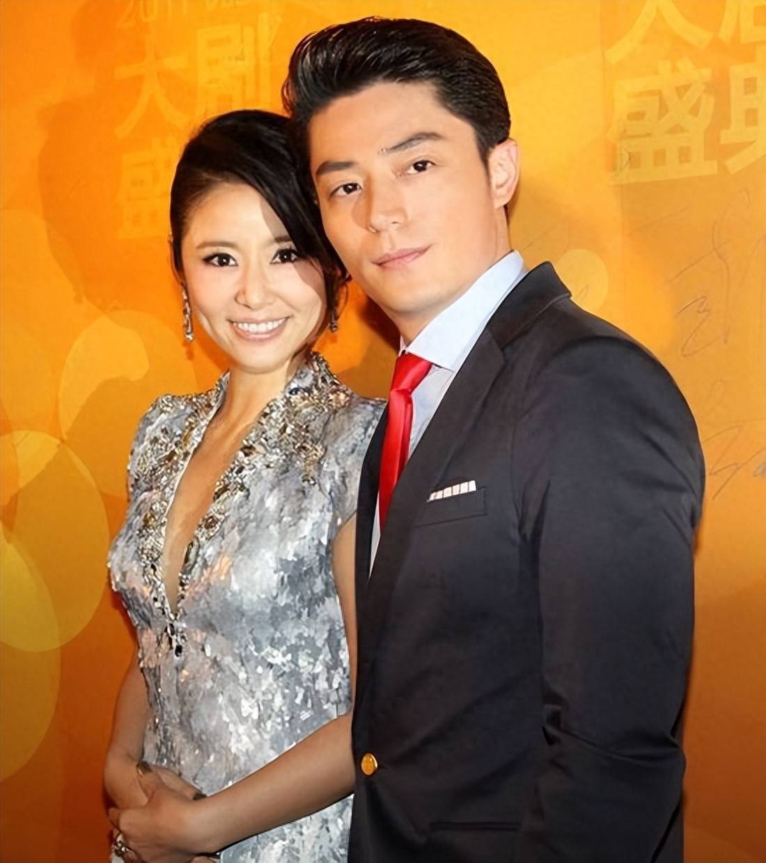 49岁林心如一家三口被偶遇，素颜低调似路人，8岁女儿长大很漂亮