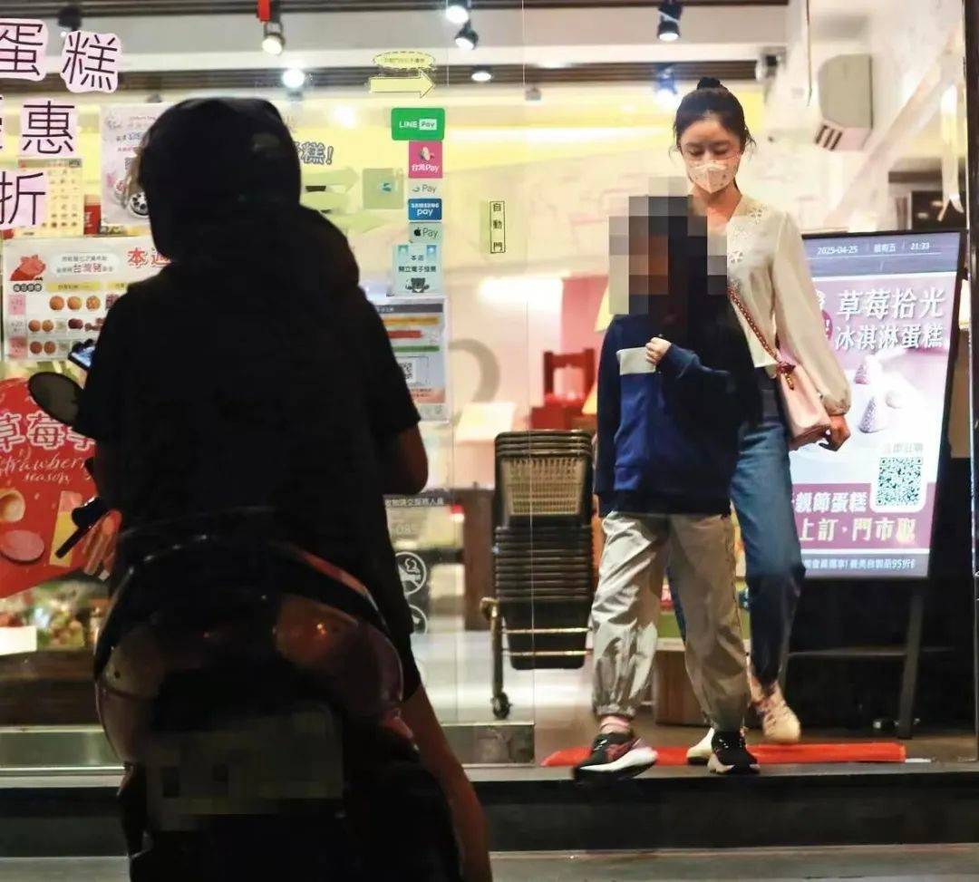 49岁林心如一家三口被偶遇，素颜低调似路人，8岁女儿长大很漂亮
