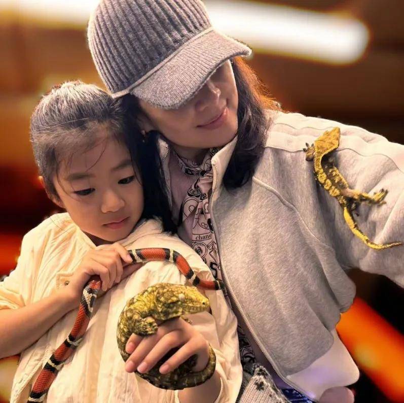 章子怡晒带娃出游照，醒醒越长越漂亮了，儿子像极了汪峰