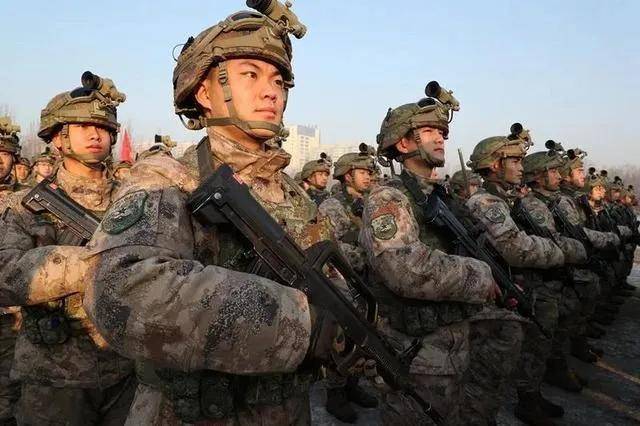 近日曝光！被印军包围，两名落单解放军嘴咬手雷，誓死不当俘虏