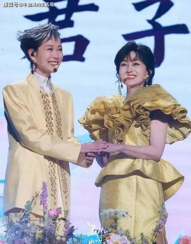 71岁赵雅芝直播大翻车，被吐槽一把年纪还卖笑，气到手抖仍保持优雅