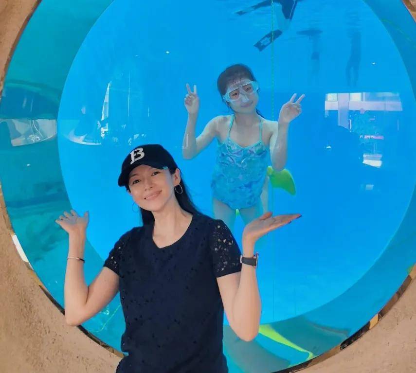 章子怡晒带娃出游照，醒醒越长越漂亮了，儿子像极了汪峰