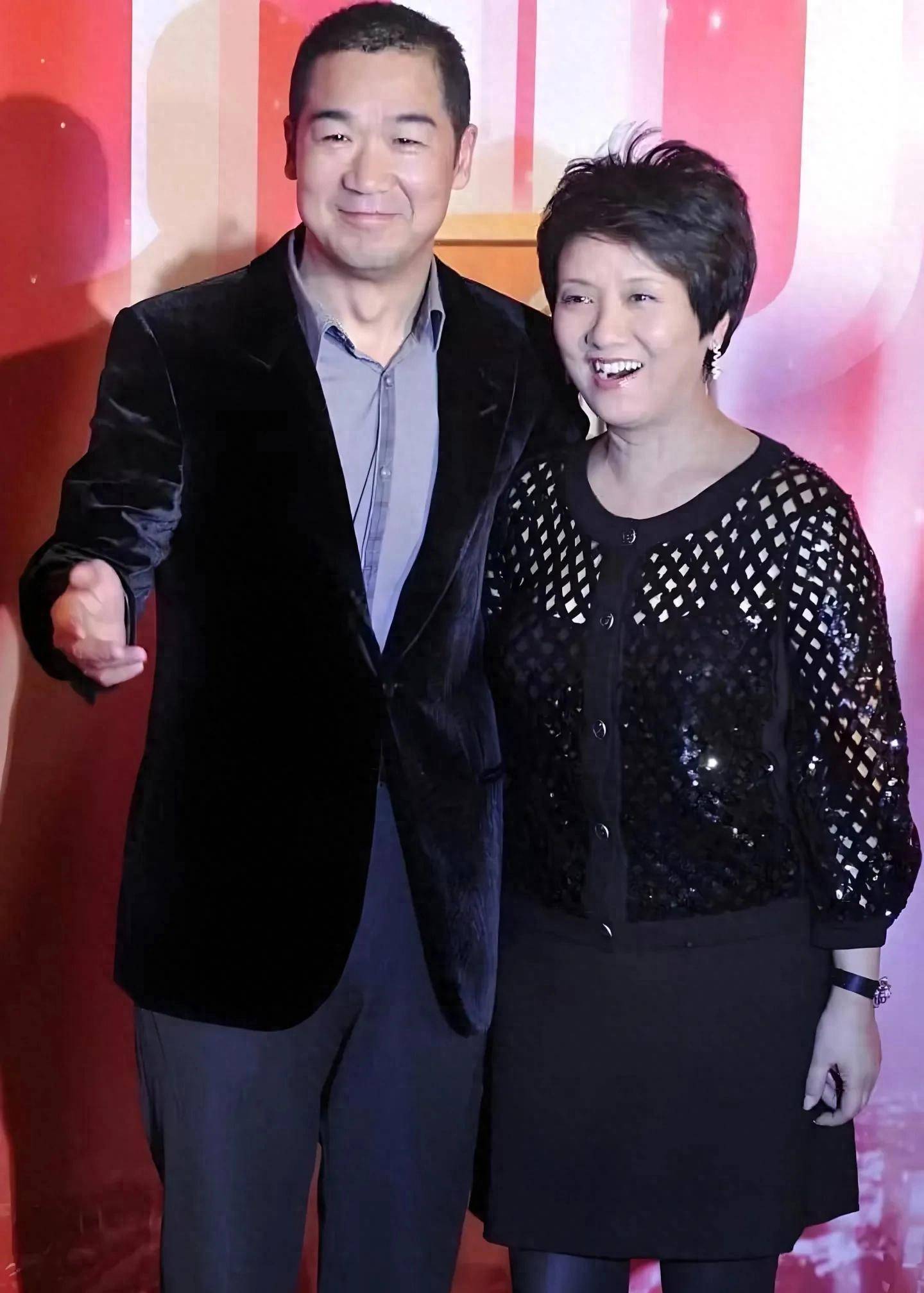 张国立和家人现身澳大利亚，67岁邓婕打扮像贵妇，夫妻俩状态超好