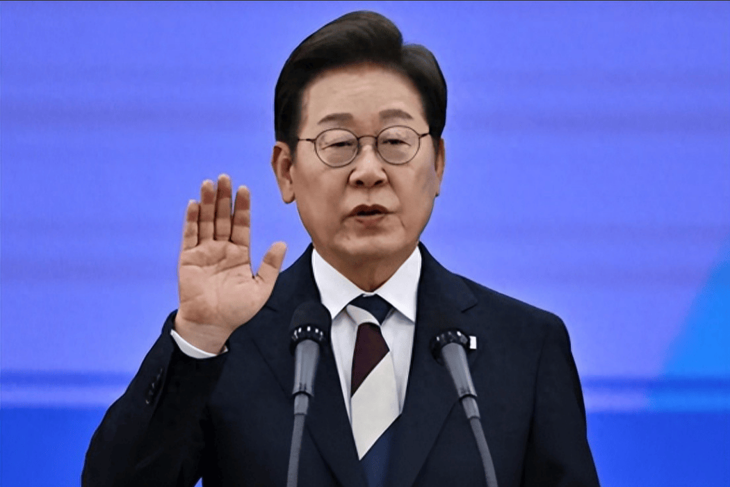 韩总统上任第一天就急电军中高层，48万士兵做出选择，李在明拒绝步尹锡悦后尘！