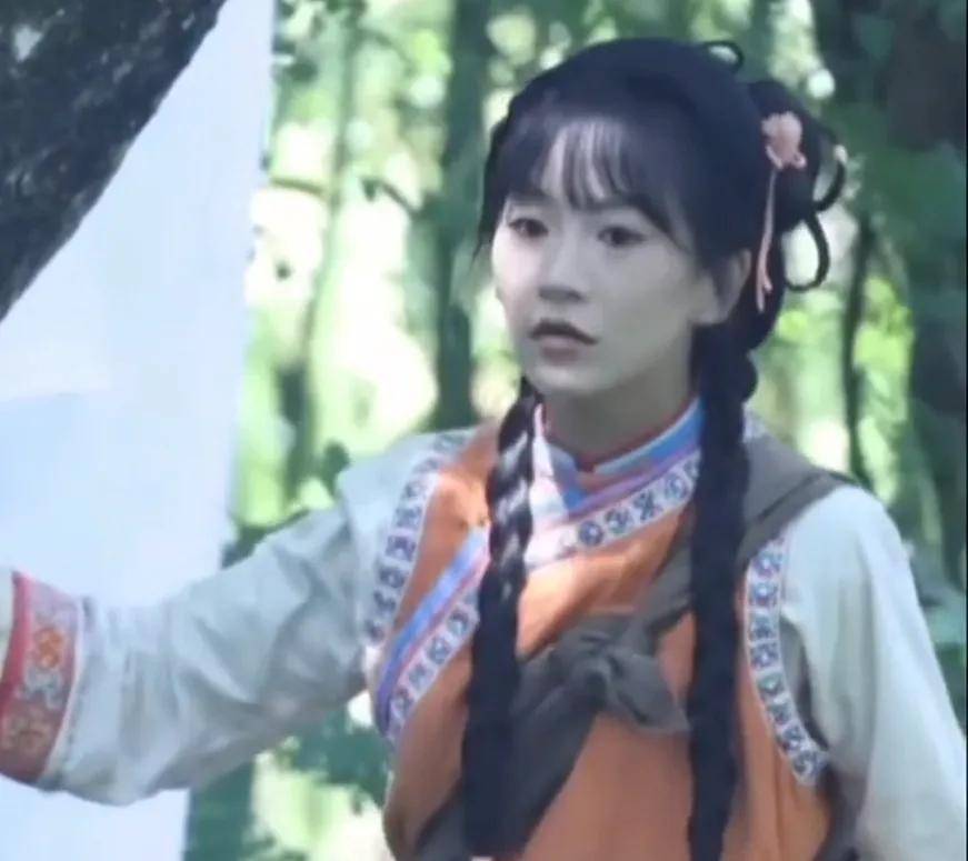 新版小燕子路透曝光！审美降级苦相又土气，还不如老版丫鬟亮眼