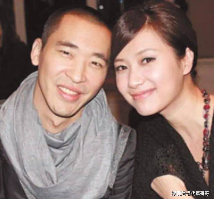 风流才女徐静蕾：王朔为她离婚，和黄立行隐居国外，只恋爱不结婚