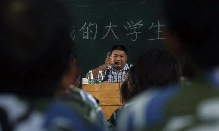 毛主席唯一孙子毛新宇，公开透露他和妻子工资，众人直呼难以置信