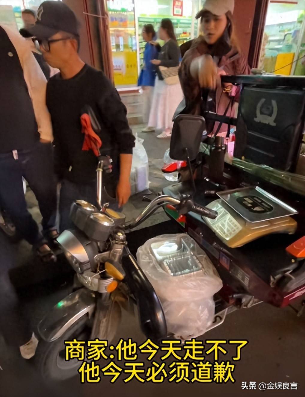 瓜摊老板gif大理游客买瓜遇鬼秤后续：170克称出340克商家称是当地习俗