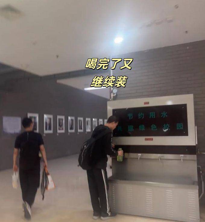“北大韦神”韦东奕办公室开会画面曝光，终于换了新手机，坐姿太与众不同！