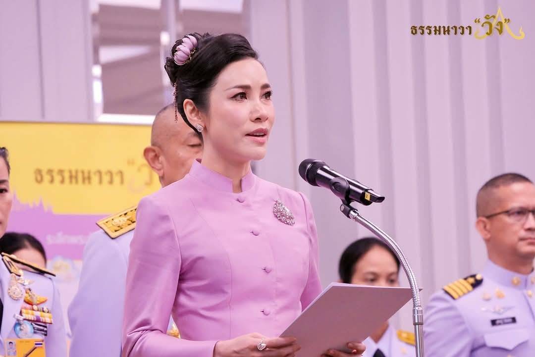 泰王又添“新小主”！新宠挑大梁，穿一身金色单独亮相身材真好
