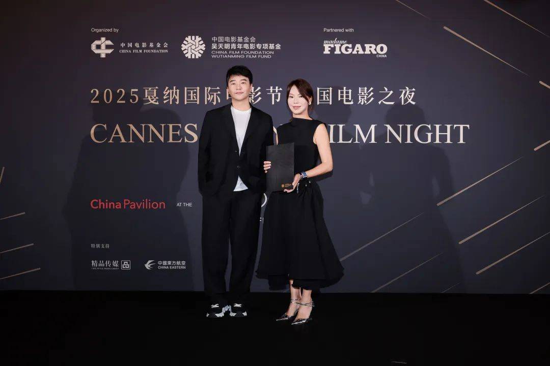 佟丽娅陈思诚被爆合体！一起带娃过节引争议：离婚后也像家人_我在娱乐公司吃瓜的日子
