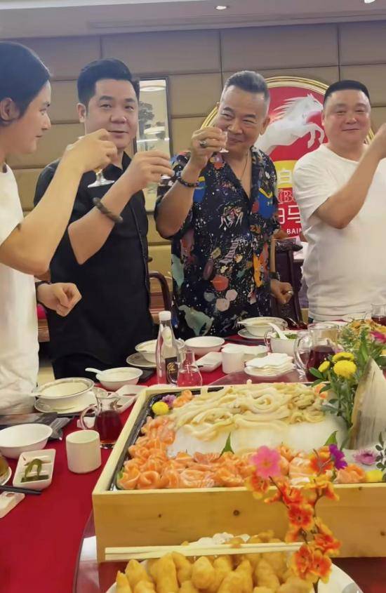 62岁孙兴与吴毅将聚会！豪吃海鲜好惬意，桌上两瓶茅台抢镜