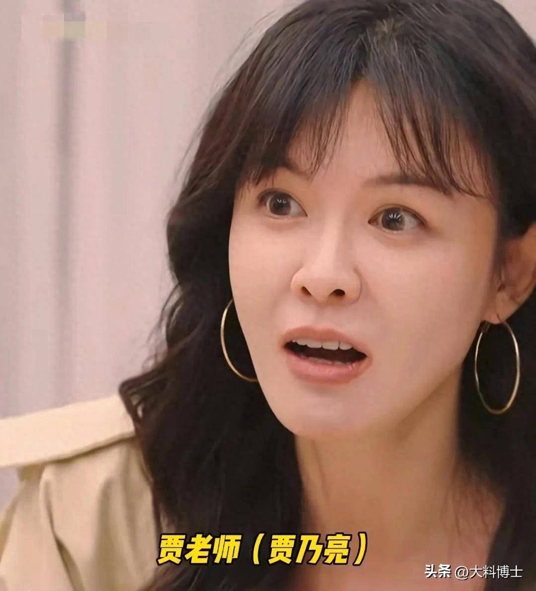 黄圣依首曝初恋是贾乃亮，离婚后仍保持联系，分手真相引发全网热议