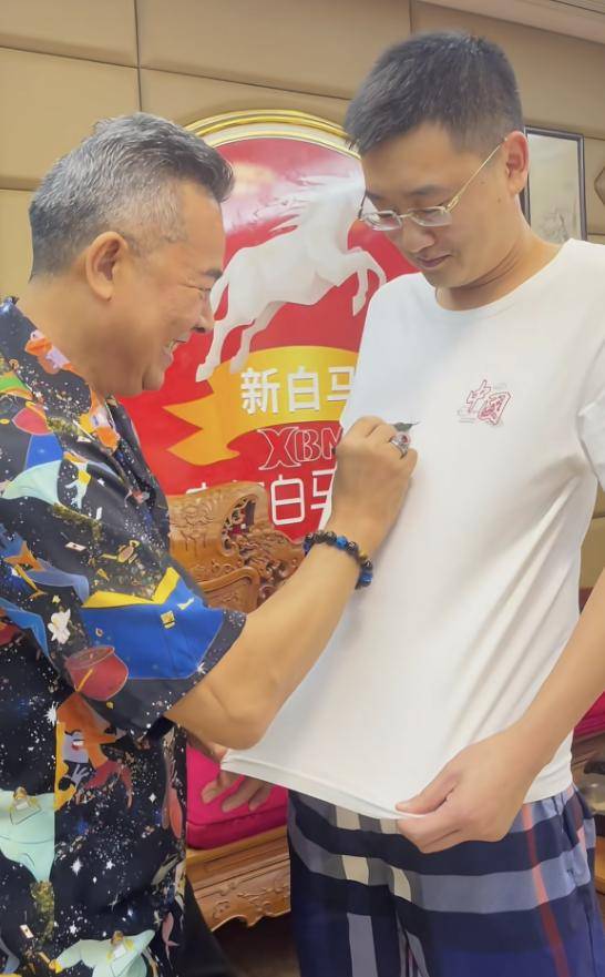 62岁孙兴与吴毅将聚会！豪吃海鲜好惬意，桌上两瓶茅台抢镜
