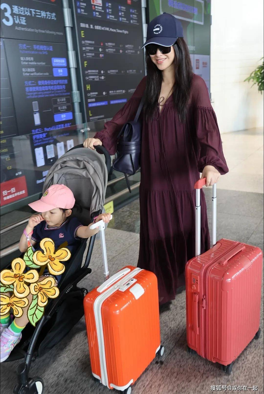 40岁朱珠陪老公出差意大利，女儿珠宝好乖巧，男方做高端西服生意
