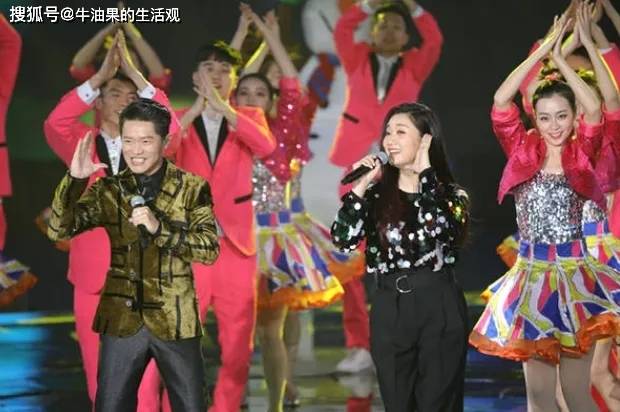 凤凰传奇玲花在演唱会上深鞠躬道歉，无一人退票，曾毅偷偷抹眼泪