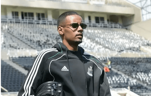 英超联赛免费高清直播+实时赛程+积分预测（2025赛季全覆盖）豪赌锋线？利物浦天价求购伊萨克转会疑云引热议