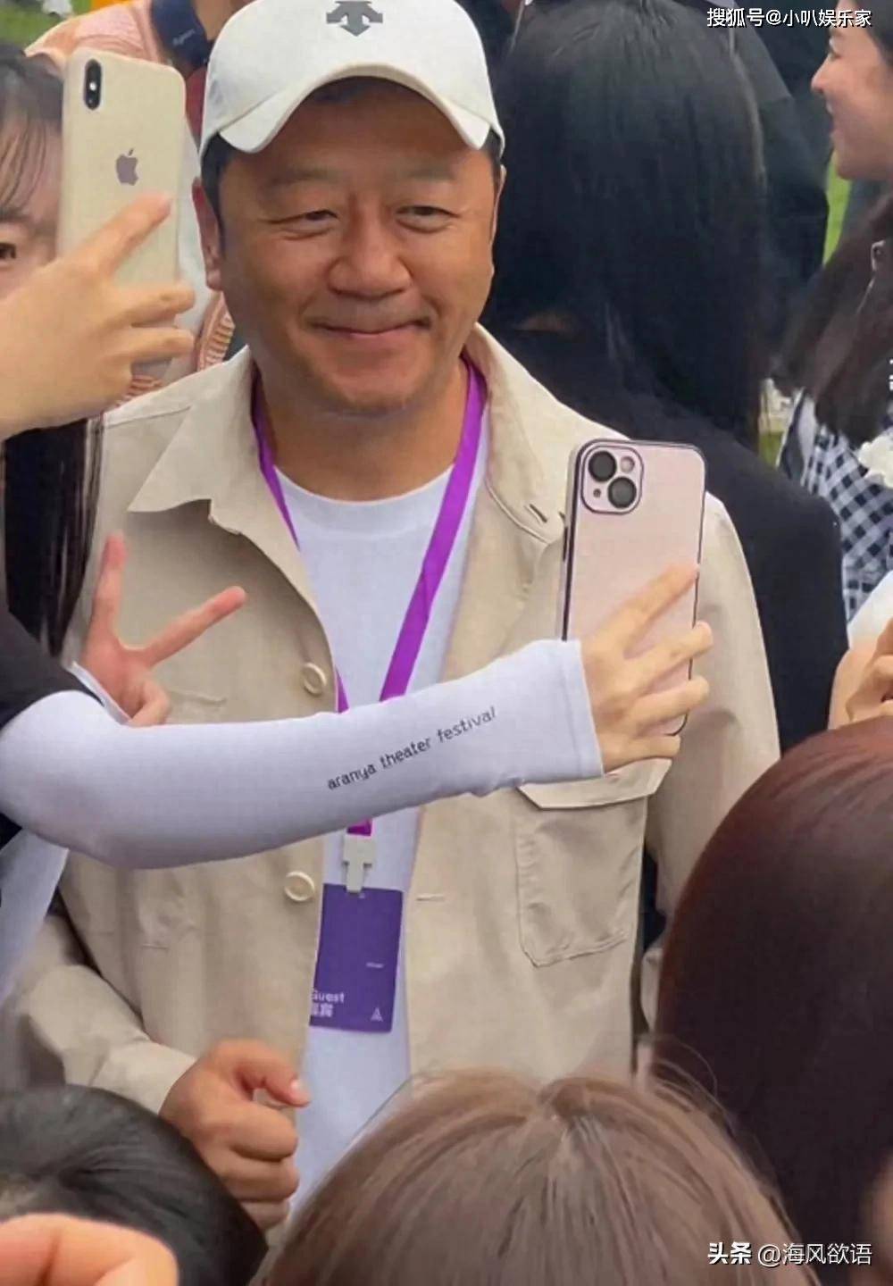57岁郭涛带全家炸场阿那亚！女儿14岁快1米8，兄妹俩共用一张脸