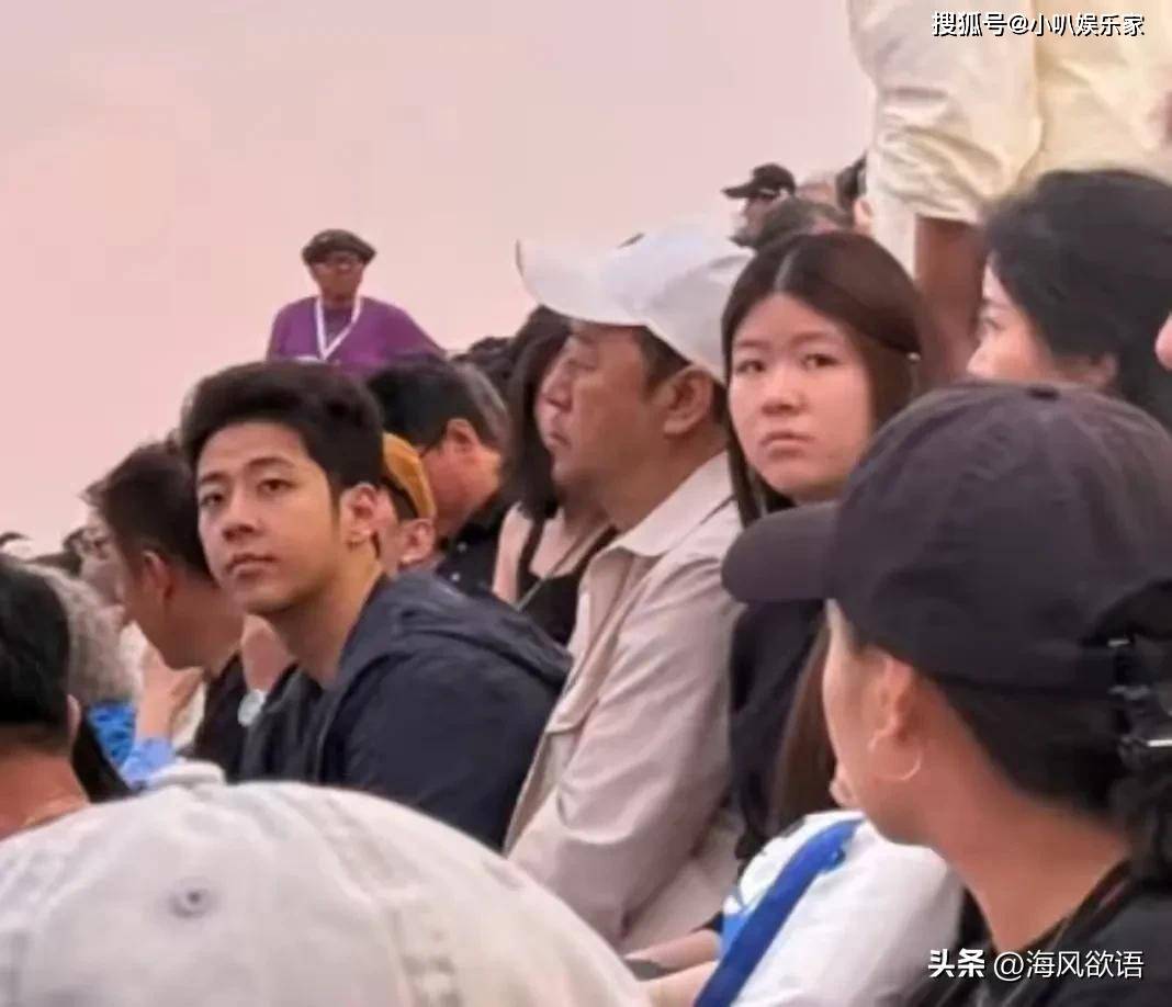 57岁郭涛带全家炸场阿那亚！女儿14岁快1米8，兄妹俩共用一张脸
