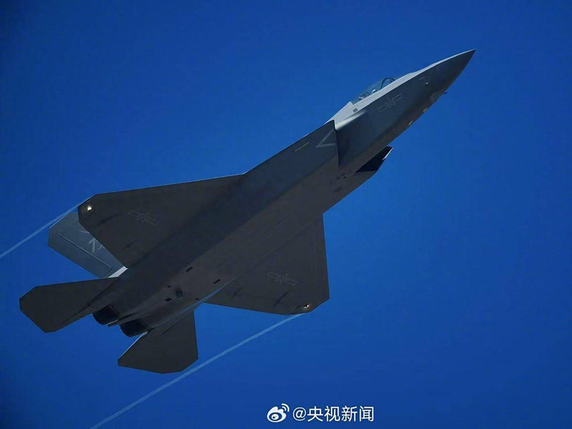 越军官团围观歼10有说有笑，最识货的越南空军，盯着歼35一言不发
