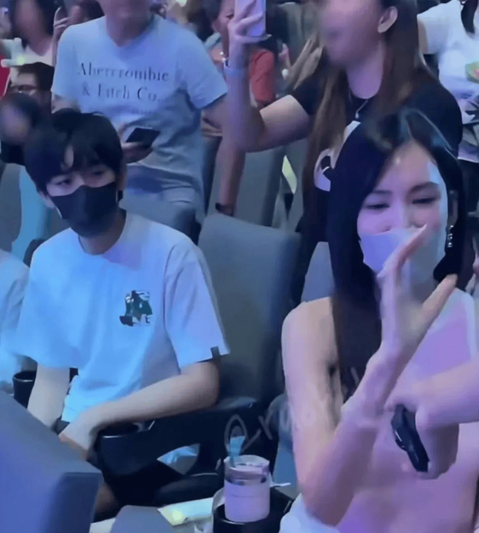 林志颖车祸后首次开演唱会，全家人现身打气，15岁大儿子Kimi太帅了，眼睛和林志颖一模一样！