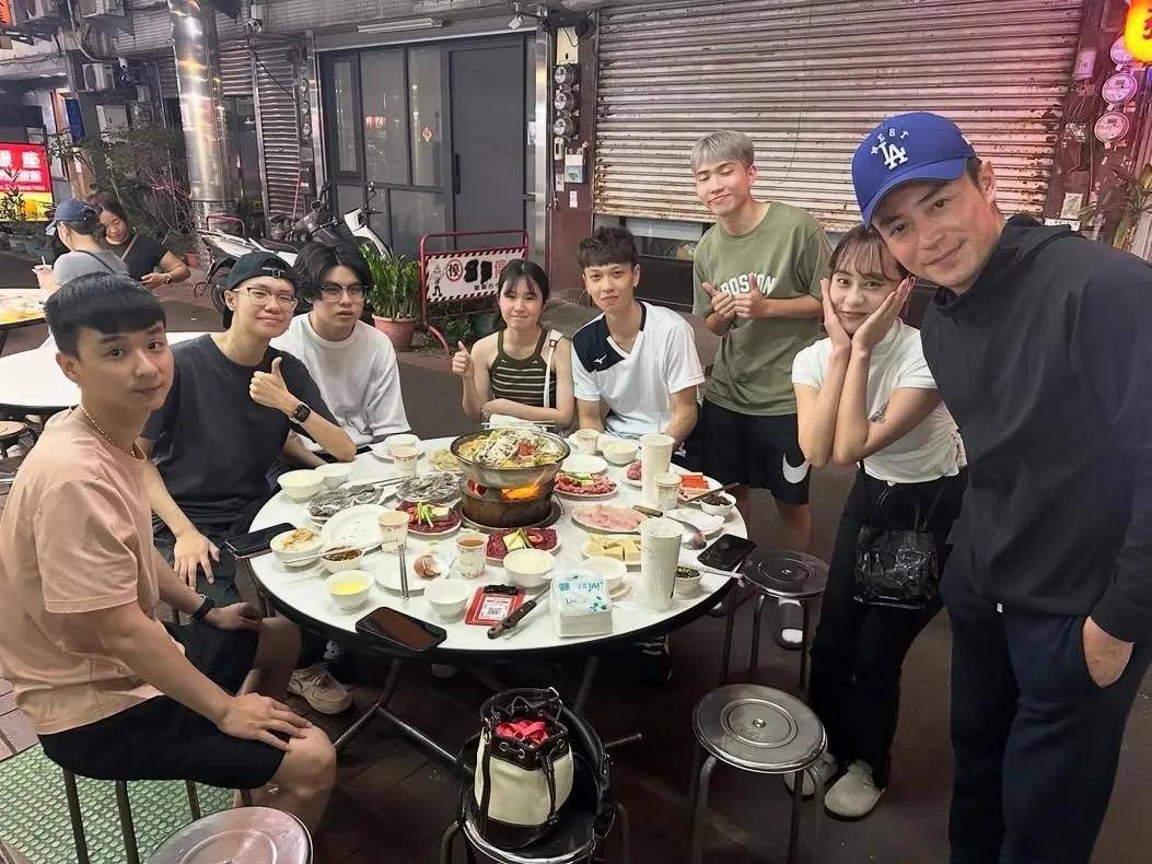 45岁霍建华在台湾吃路边摊火锅，打扮朴素接地气，脸部皮肤显粗糙